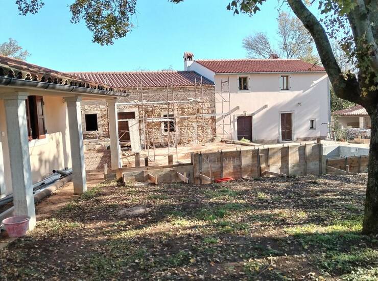 Barban, okolica stancija sa dvije kuće, pomoćnim objektom i bazenom