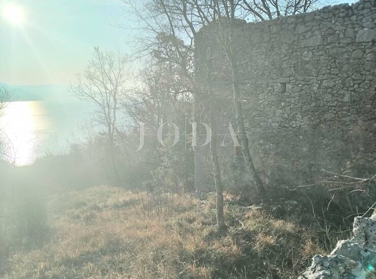 Plomin, okolica, dvije ruševine sa očaravajućim pogledom na more