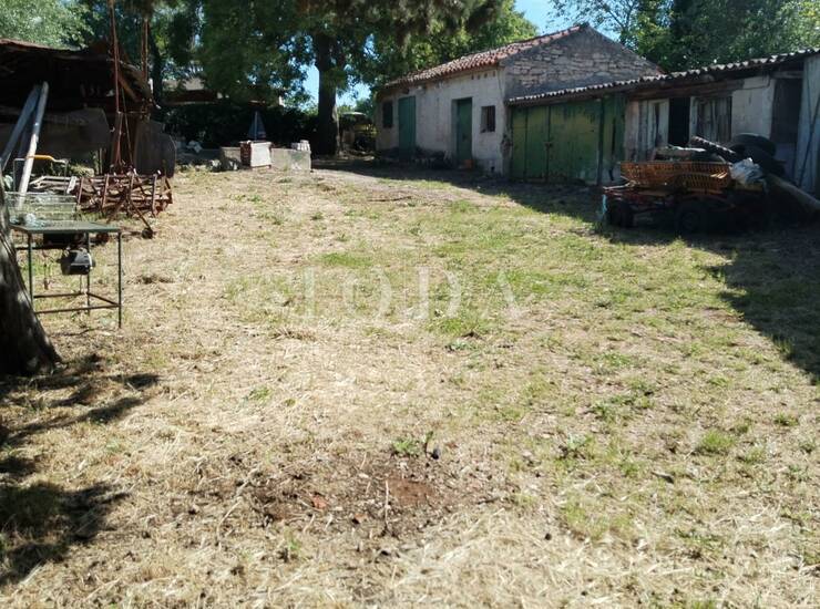 Pula, okolica, građevinsko zemljište sa postojećim objektom