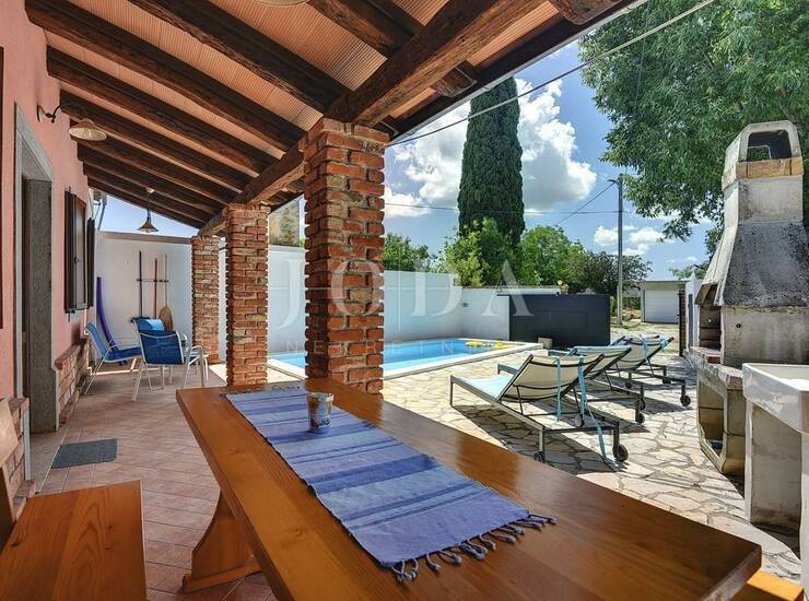 Barban, okolica, renovirana kuća sa bazenom u malom istarskom mjestu — fotografija 4