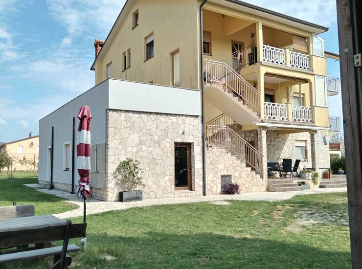 Labin, okolica, kuća s dva stana i poslovnim prostorom