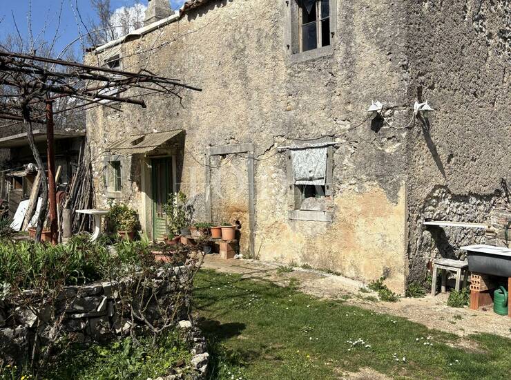 Labin, okolica, istarska kuća za adaptaciju na velikom imanju — fotografija 2