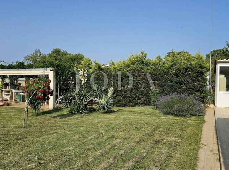 Lijepa prizemnica kompletno opremljena na mirnoj lokaciji,Ližnjan okolica — fotografija 2