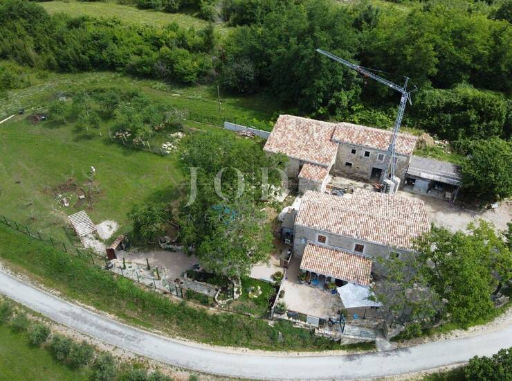 Cerovlje, okolica, istarska stancija sa dvije kuće i prostranom okućnicom — fotografija 2