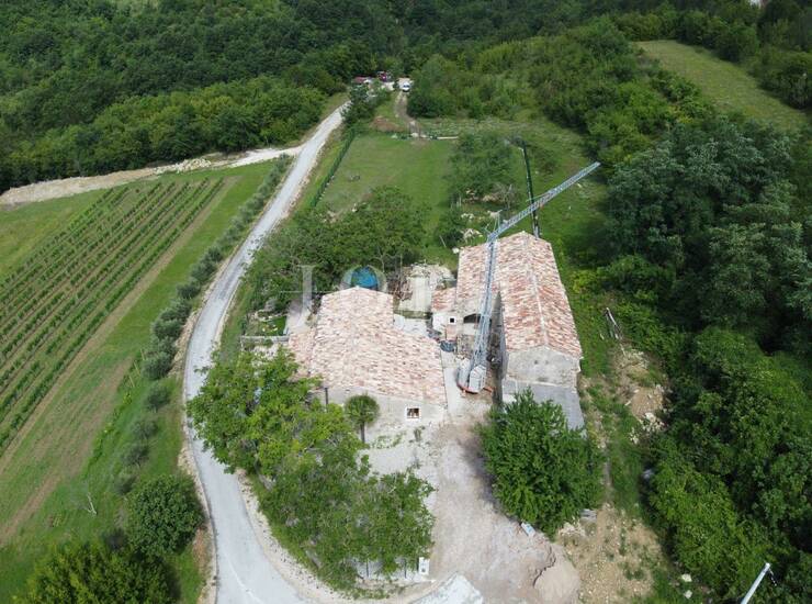 Cerovlje, okolica, istarska stancija sa dvije kuće i prostranom okućnicom — fotografija 4