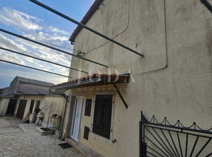 Obiteljska kuća sa 2 objekta i šternom,BARBAN okolica