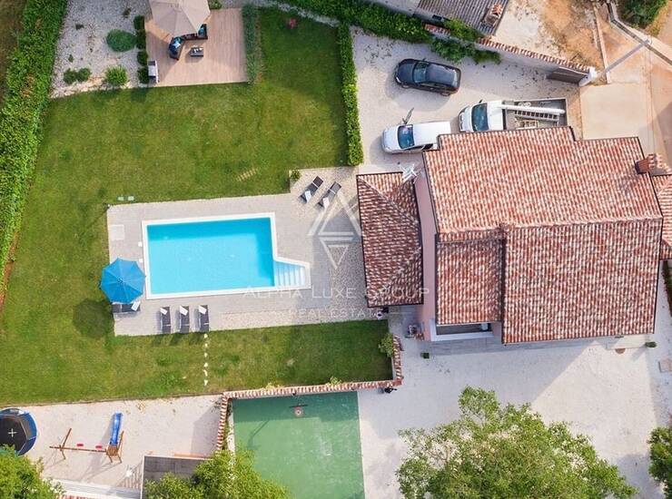Istra, Višnjan: Prizemni stan s grijanim bazenom