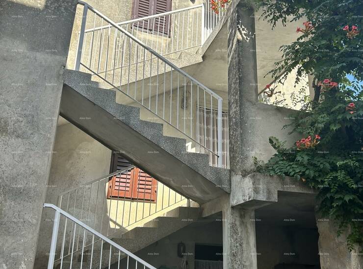Prodaje se kuća na odličnoj lokaciji,  ukupne površine 147 m², smješte...