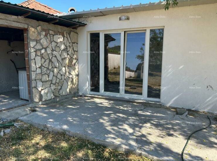Prodaje se prizemna kuća u izgradnji, u naselju Valdebek, Pula, ukupne pov...