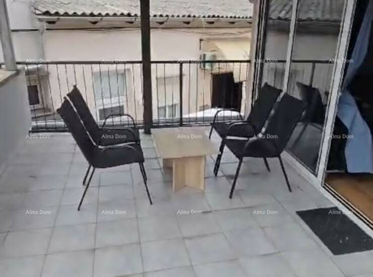Prodaje se  stan površine 83 m² u Puli, smješten na 1. katu manje stambe...
