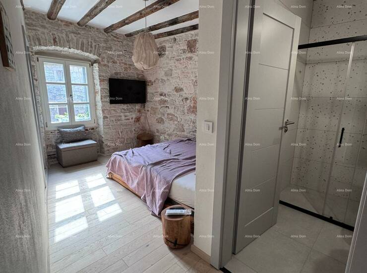 Bale – potpuno renovirana kamena kuća u centru, 116 m²

U strogom centr...