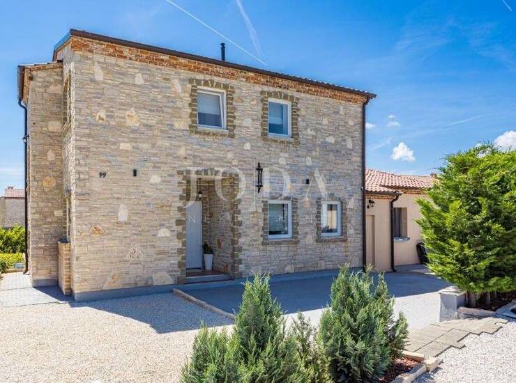 Poslovno-stambena kuća u urbanom naselju,Svetvinčenat okolica