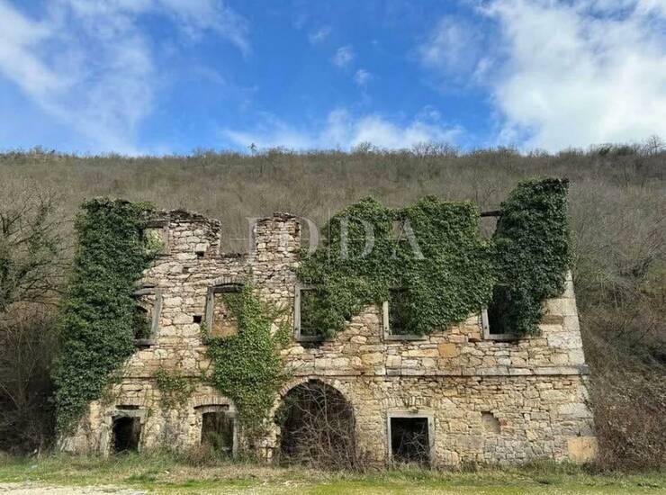 Dvije kamene kuće 240m2+58m2 za kompletnu adaptaciju sa zemljištem 5300m2,Buz