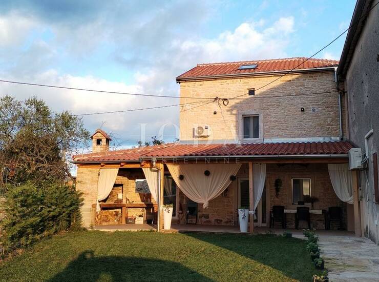 Lijepa kamena kuća sa bazenom,BARBAN okolica
