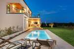 Labin, okolica, moderna Villa s bazenom i privatnim wellnessom