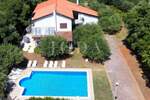 Lijepa kuća sa 3 stana,bazenom i gr.terenom,POREČ okolica