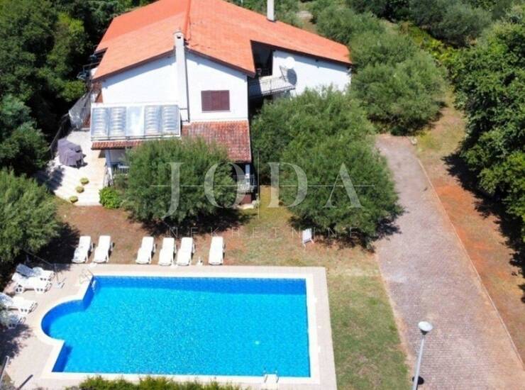 Lijepa kuća sa 3 stana,bazenom i gr.terenom,POREČ okolica