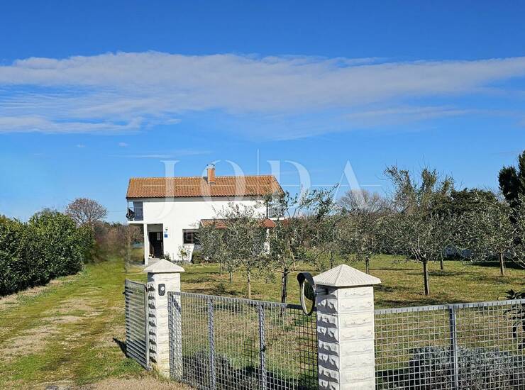 Lijepa opremljena kuća sa 4 građ.parcele 4.200m2,LOBORIKA
