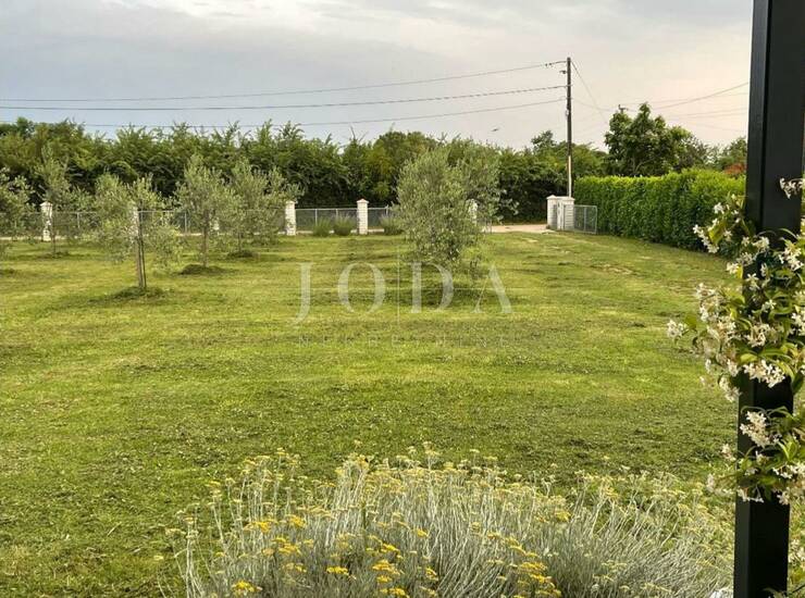 Atraktivno građevinsko zemljište 4.200m2 sa kućom,LOBORIKA — fotografija 2