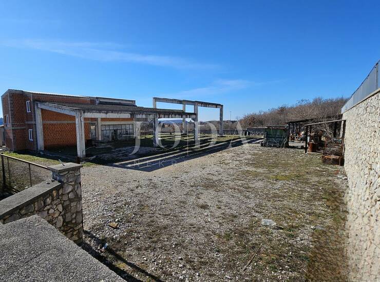 Poslovno proizvodna zgrada na prostranoj parceli,LABIN