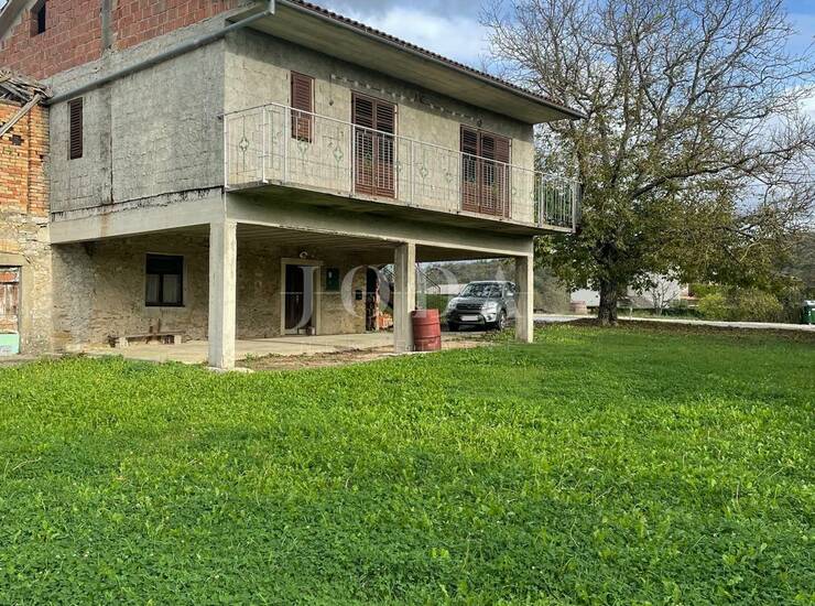 Kuća i gosp.objekt na atraktivnom zemljištu 12.800m2,Cerovlje okolica