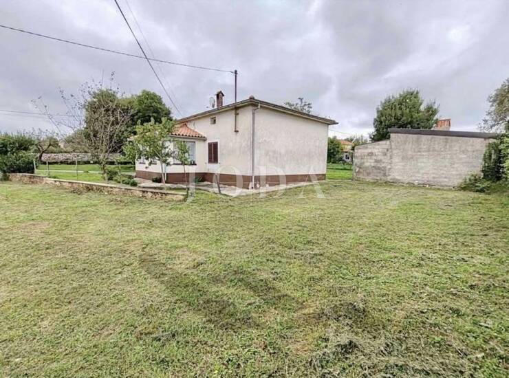 Barban, kuća s velikom okućnicom i pomoćnom zgradom