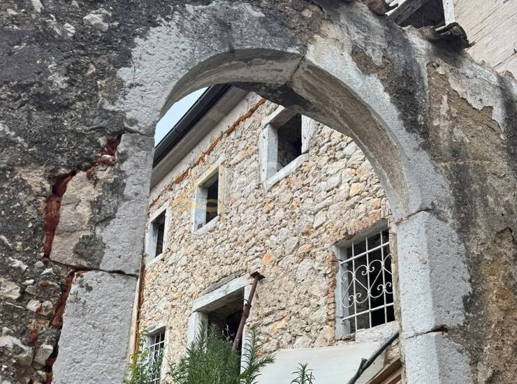 Kostrena, Urinj, dvojna primorska starina u adaptaciji