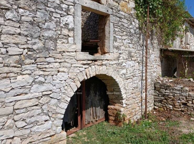 Prodaje se kamena kuća  za potpunu rekonstrukciju, smještena na građevin...