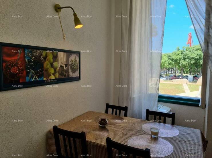 Na prodaju je potpuno namješten jednosoban stan površine 45 m², smješte...