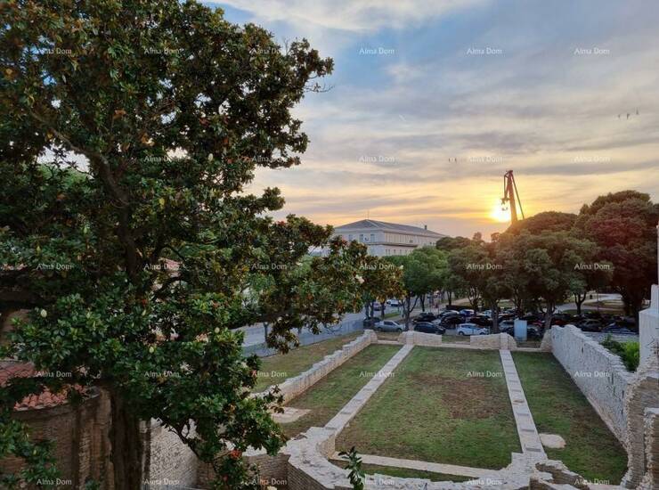 Na prodaju je potpuno namješten jednosoban stan površine 30 m², smješte...