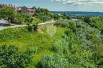 Buje, zemljite sa građevinskom dozvolom i panoramskim pogledom na more!