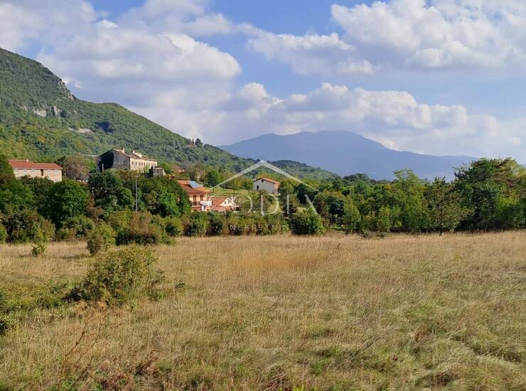 Lupoglav - zemljište s projektom i dozvolom za gradnju