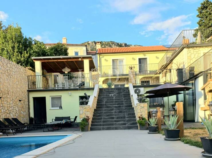 BRIBIR, apartmanska kuća sa bazeom na prostranoj okućnici
