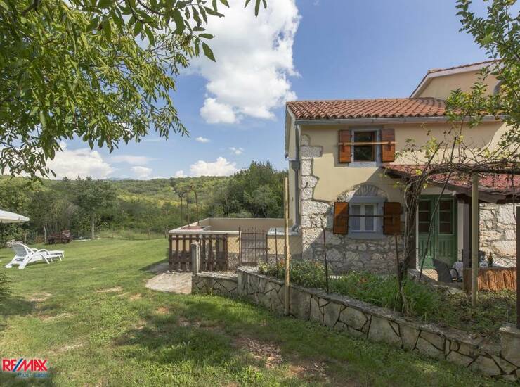ISTRA, LABIN, KAMENA KUĆA NA KRAJU SELA 