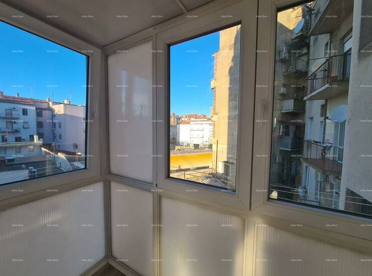 Na prodaju je dvosobni nenamješteni stan površine 72,83 m², smješten na...