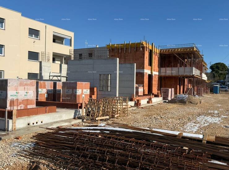 NOVOGRADNJA – MANJI STAMBENI KOMPLEKS U IZGRADNJI (3 ZGRADE U NIZU)

Na p...