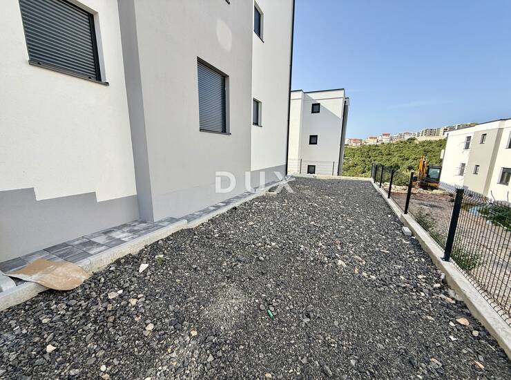 Novi Vinodolski, dvosobni apartman, 67 m2, novogradnja, okućnica