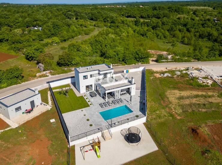 ISTRA, SVETVINČENAT - Moderna vila s bazenom, ljetnom kuhinjom i velikom okuć