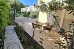 Rab. Barbat - prodaja apartmana u prizemlju s velikom okućnicom