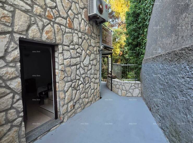 Prodaje se  kuća u Ližnjanu  stambene površine 62 m², raspoređena na d...