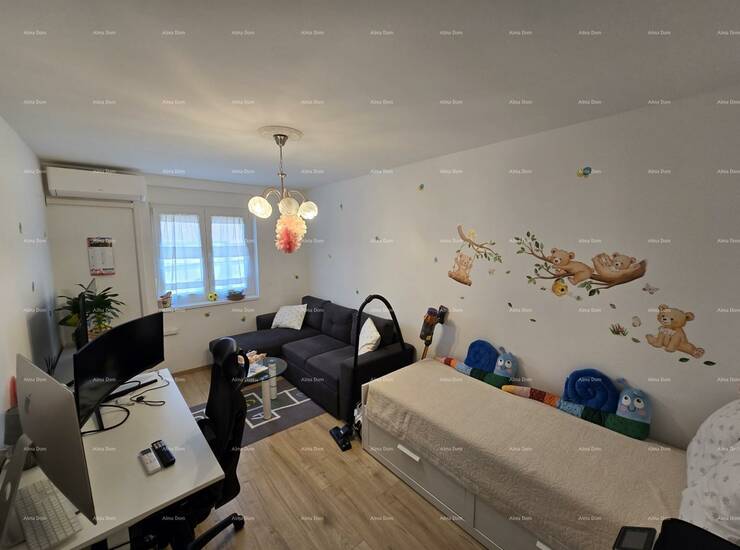 Ovaj prekrasno renovirani stan u Puli nudi savršen spoj udobnosti i stila.... — fotografija 3
