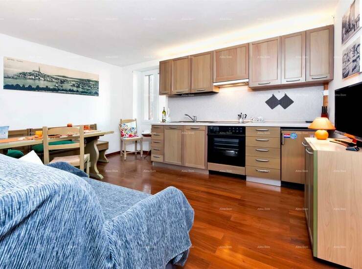 Prodaje se stan površine 45 m² smješten u samom središtu Rovinja, svega... — fotografija 2