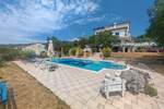 Vila s bazenom i dvije garaže na parceli od 2500m2