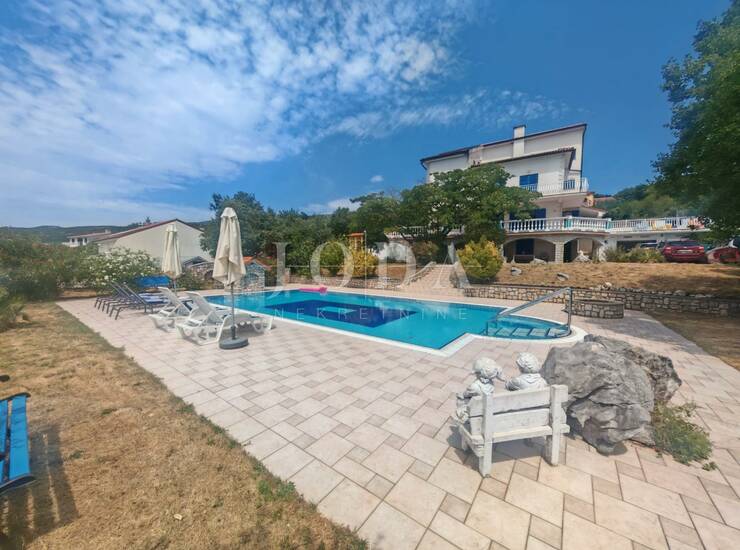 Vila s bazenom i dvije garaže na parceli od 2500m2
