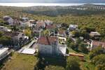 Vila s bazenom i dvije garaže na parceli od 2500m2