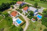 ISTRA, ŽMINJ – Imanje na 9.032 m², tri samostojeće kuće, dva bazena