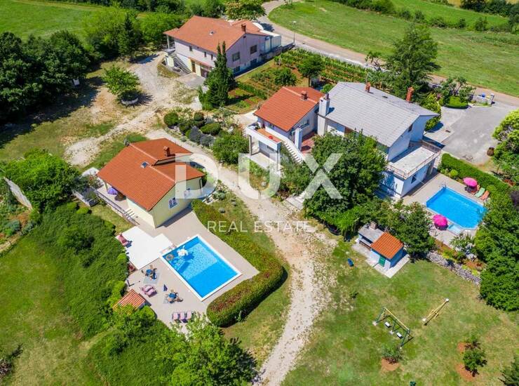 ISTRA, ŽMINJ – Imanje na 9.032 m², tri samostojeće kuće, dva bazena