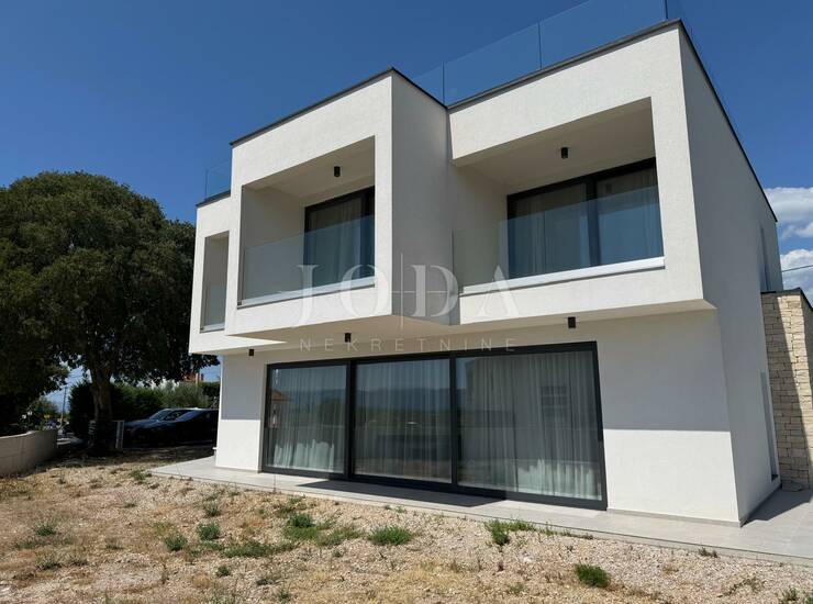 MALINSKA – Moderna vila s bazenom u pripremi, saunom, teretanom i panoramskom