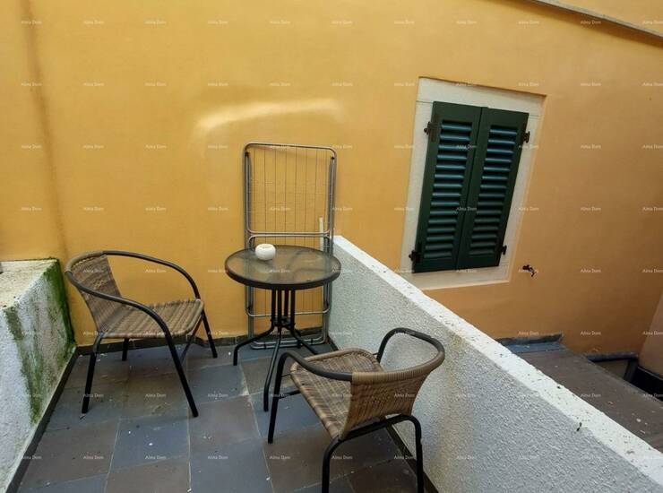 Rovinj, svega nekoliko koraka od mora, nalazi se ovaj ugodan stan smješten...