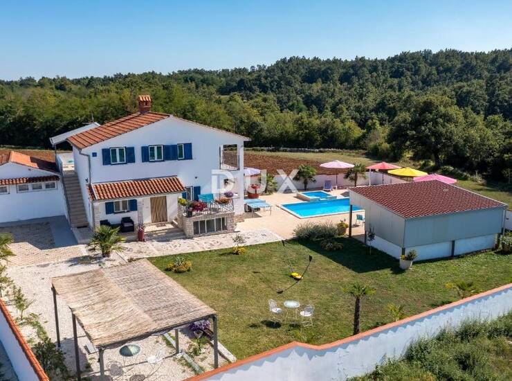 Istra, Žminj, kuća s dva stana i dodatnom parcelom u cijeni